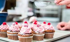 Foto de muffins decorados con crema y cerezas